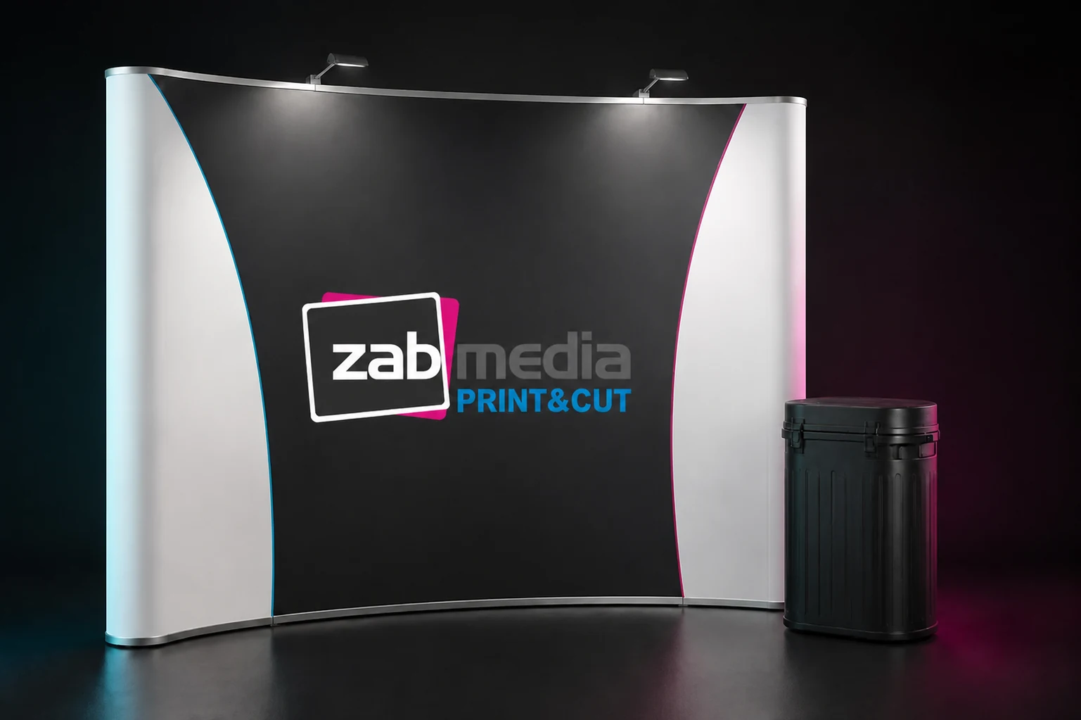 Gebogenes mobiles Pop-up-Displaysystem mit zab-media-Logo und Transportkoffer